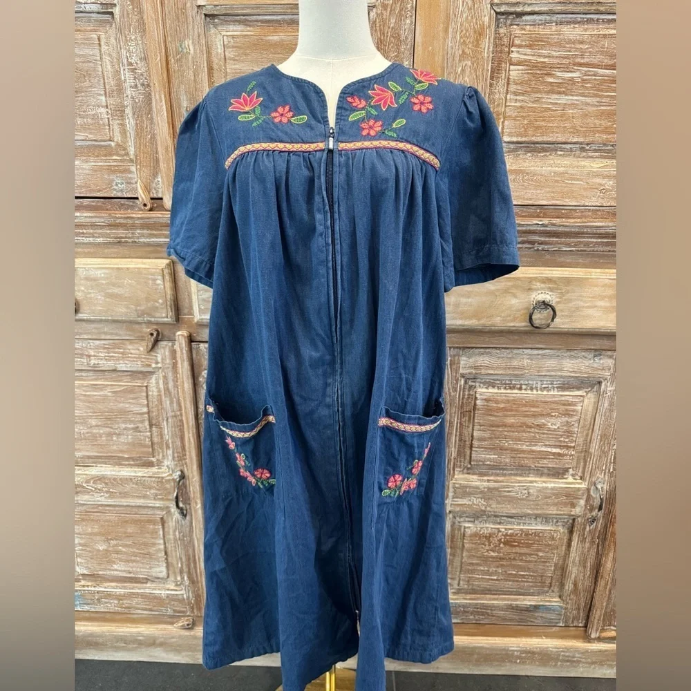 Go Softly Patio Denim House Dress Floral Embroidery Sz L full zip Cottage-core - Picture 1 of 9